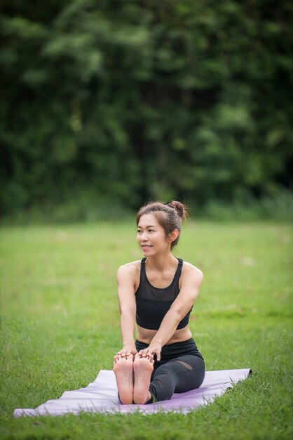 Esercizio di yoga in salute nel parco