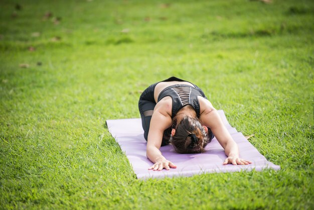 Esercizio di yoga in salute nel parco