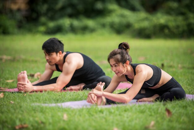 Esercizio di yoga in salute nel parco