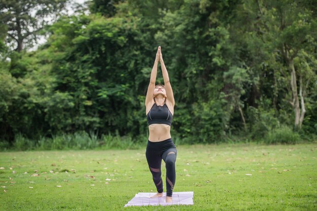 Esercizio di yoga in salute nel parco