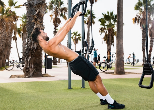 Esercizio mattutino nei pullup del parco