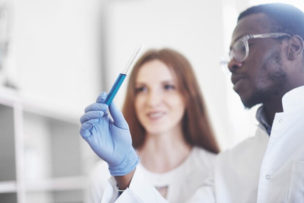 Esperimenti nel laboratorio chimico. Un esperimento è stato condotto in un laboratorio in fiasche trasparenti.