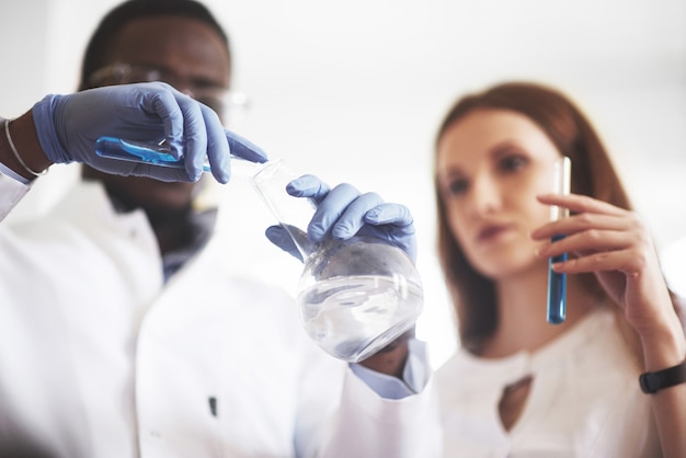 Esperimenti nel laboratorio chimico. Un esperimento è stato condotto in un laboratorio in fiasche trasparenti.