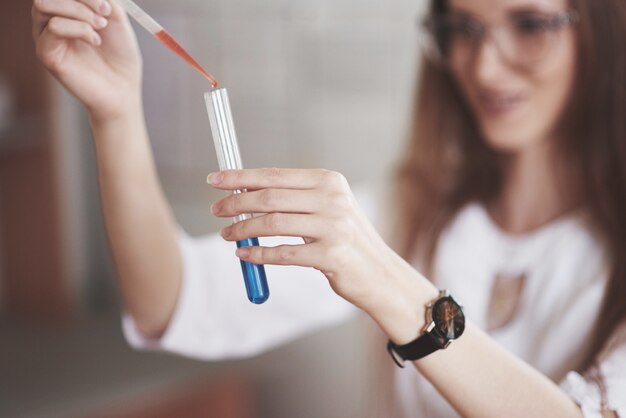 Esperimenti nel laboratorio chimico. Un esperimento è stato condotto in un laboratorio in fiasche trasparenti.