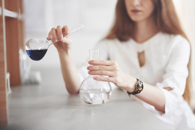 Esperimenti nel laboratorio chimico. Un esperimento è stato condotto in un laboratorio in fiasche trasparenti.