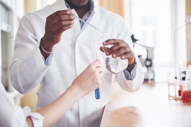 Esperimenti nel laboratorio chimico. Un esperimento è stato condotto in un laboratorio in fiasche trasparenti.