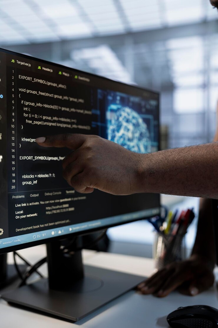 Foto gratuito esperto it che indica il monitor del pc utilizzando l'apprendimento automatico per ottimizzare la fattoria di server