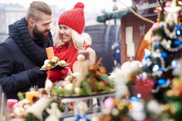 Esplorando alcuni ornamenti natalizi sul mercatino di Natale