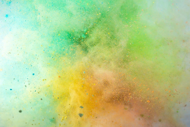 Esplosione di polvere colorata su sfondo bianco