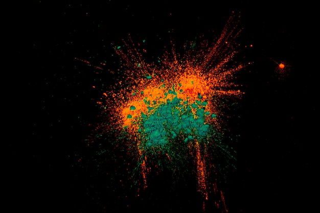 Esplosione di polvere colorata sulla superficie nera scura