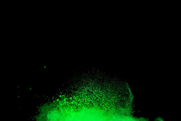 Esplosione luminosa di polvere di trucco su sfondo scuro