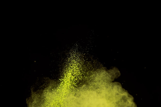 Esplosione vibrante di polvere di trucco su sfondo scuro