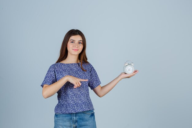 Espressiva giovane donna in posa in studio