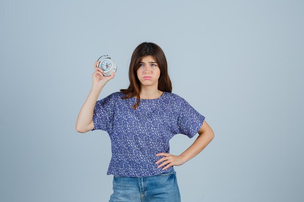 Espressiva giovane donna in posa in studio