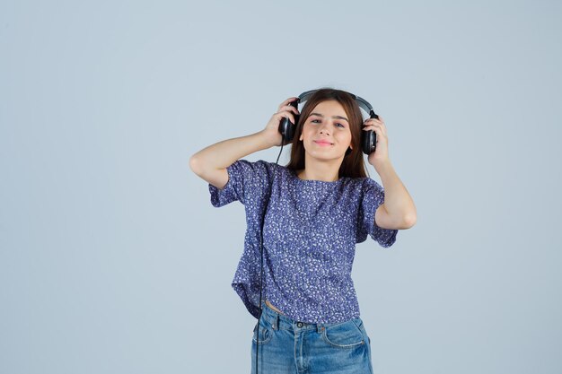 Espressiva giovane donna in posa in studio