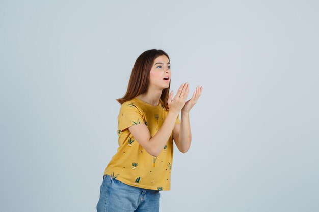 Espressiva giovane donna in posa in studio