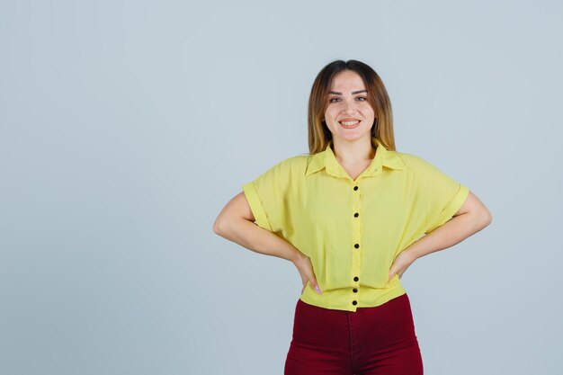 Espressiva giovane donna in posa in studio