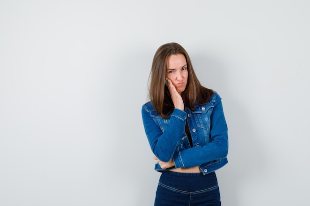 Espressiva giovane donna in posa in studio