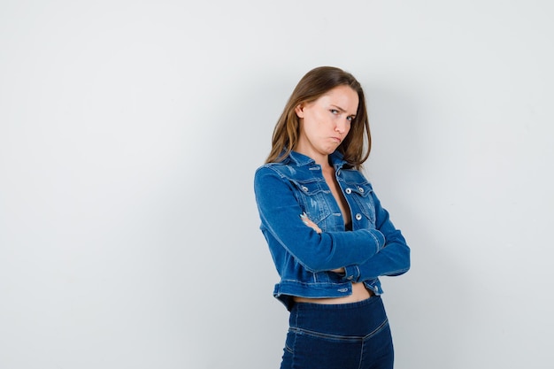 Espressiva giovane donna in posa in studio