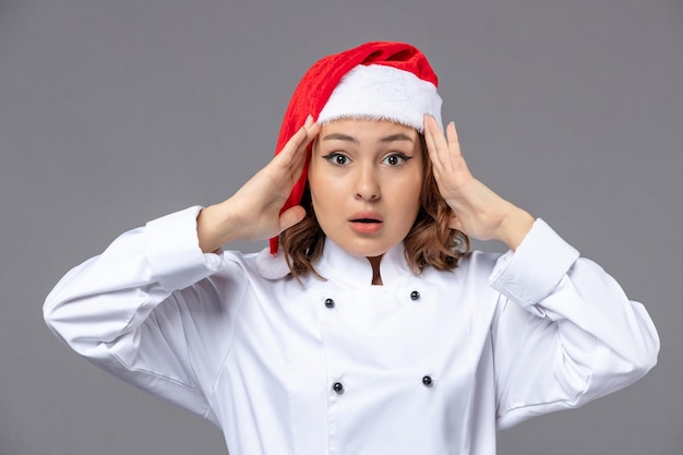 Espressiva giovane donna in posa per le vacanze invernali