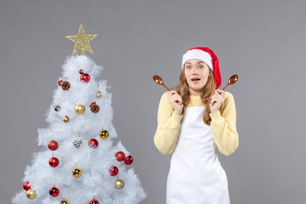 Espressiva giovane donna in posa per le vacanze invernali