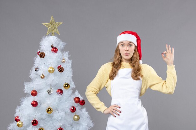 Espressiva giovane donna in posa per le vacanze invernali