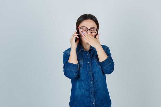 Espressiva giovane donna in posa