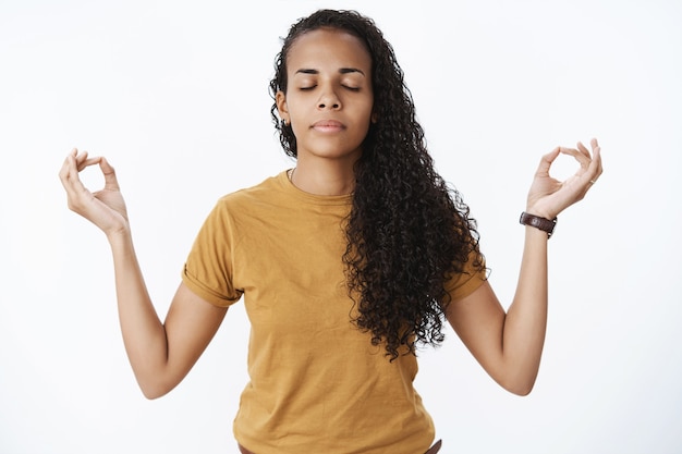 Espressiva ragazza afro-americana in maglietta marrone