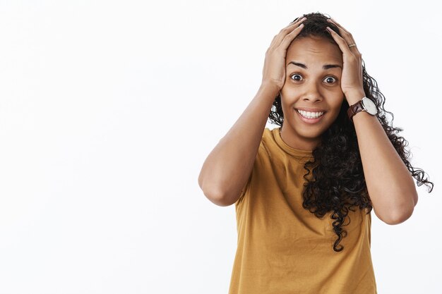 Espressiva ragazza afro-americana in maglietta marrone