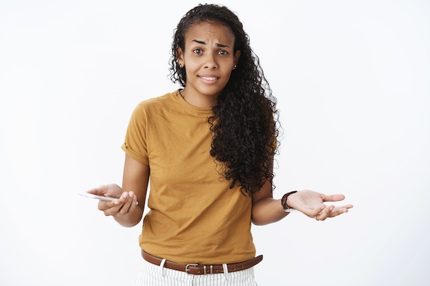 Espressiva ragazza afro-americana in maglietta marrone