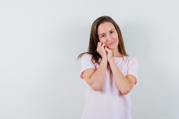 Espressiva ragazza in posa