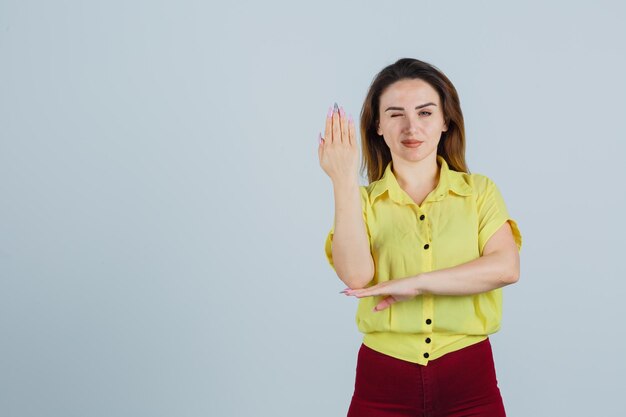 Espressiva ragazza in posa