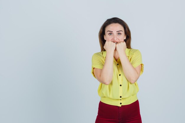 Espressiva ragazza in posa