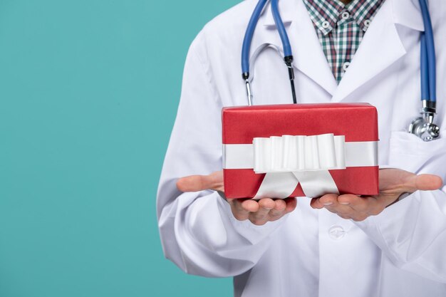 Espressivo giovane medico in posa per le vacanze invernali