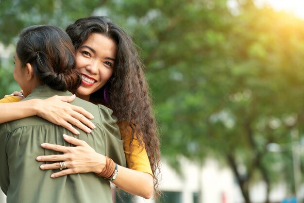 Esprimendo amore alla mamma matura