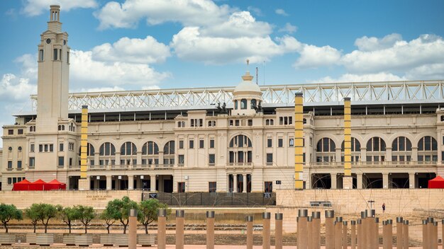 estadi olimpic lluis companys edificio nuvoloso piazza del tempo a barcellona