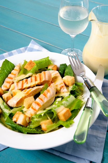 Estate caesar salad con pollo sul tavolo da picnic