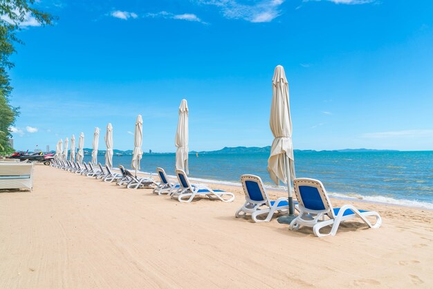 Esterno con ombrellone e sedia sulla bella spiaggia tropicale e mare