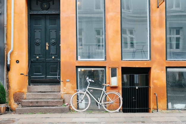 Esterno dell&#39;edificio con bicicletta parcheggiata