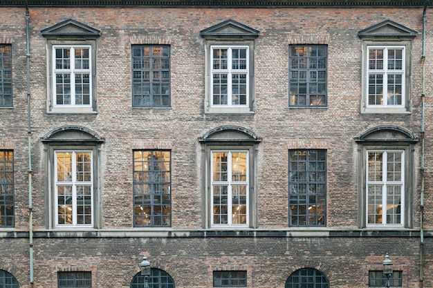 Esterno di un vecchio edificio in mattoni