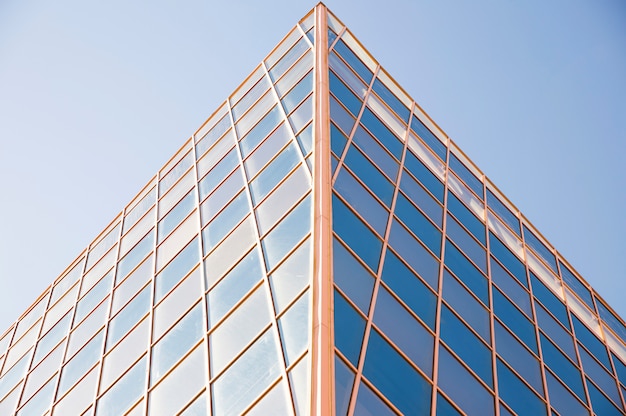 Esterno edificio contemporaneo contro il cielo blu alla luce del giorno