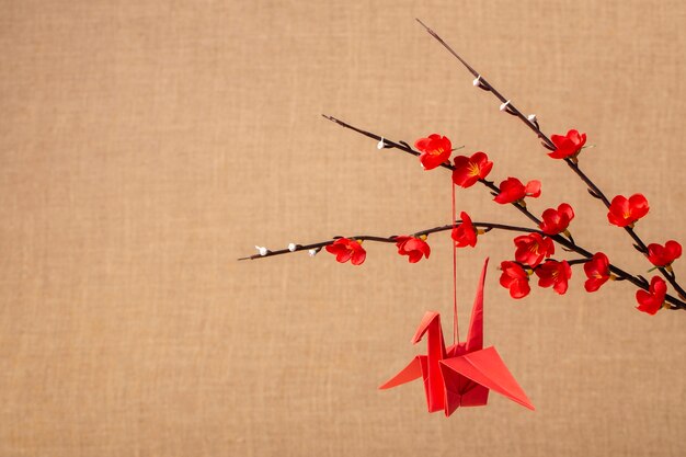 Estetica giapponese con rami e origami