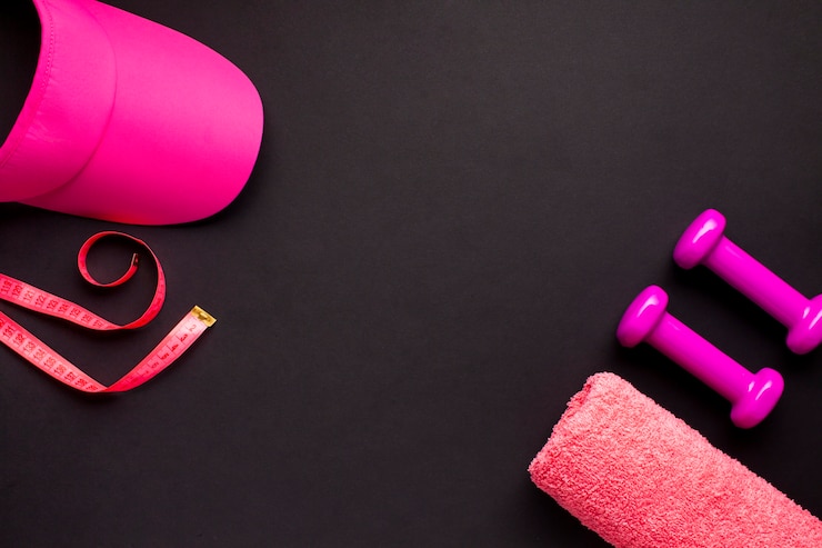 Foto gratuito estetica sportiva rosa piatta con sfondo scuro
