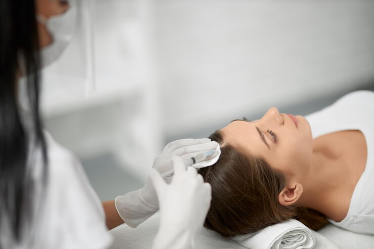Foto gratuito estetista in maschera protettiva che fa procedura per capelli