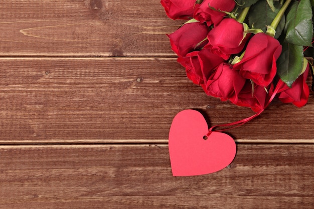 etichetta regalo di San Valentino e le rose sulla tavola di legno