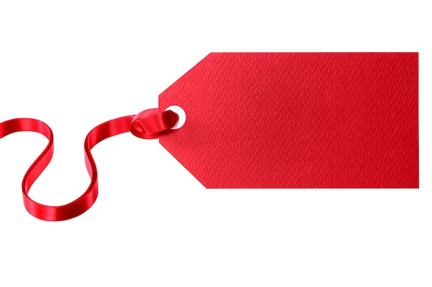 Etichetta rossa del regalo legata con il nastro rosso isolato su bianco
