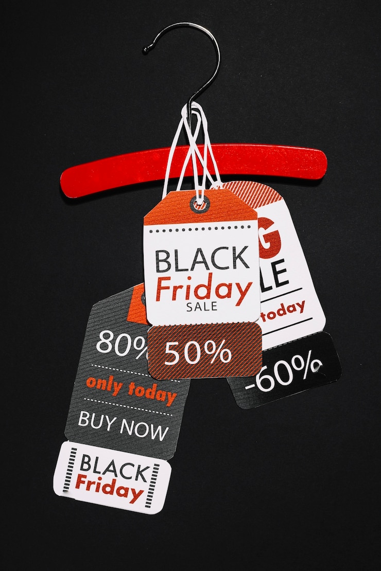 Foto gratuito etichette del black friday su gancio di legno rosso