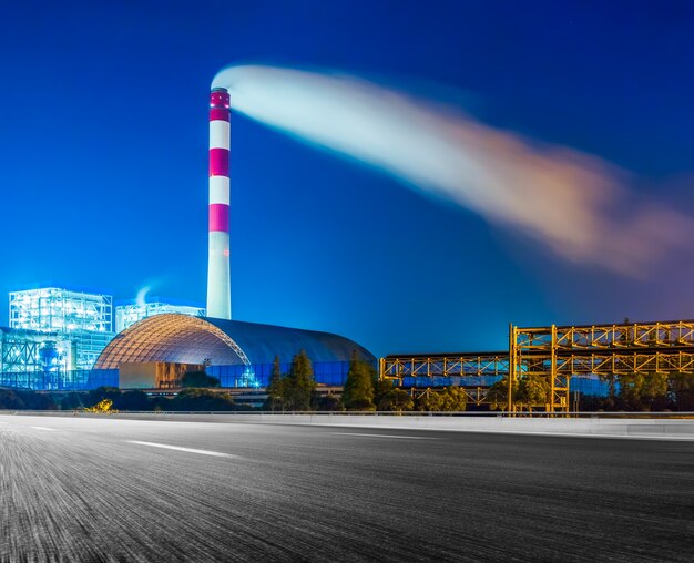 Fabbrica Con Pila Di Fumo Contro Il Cielo Alla Notte