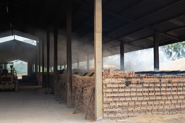 Fabbrica di mattoni che bruciava mattoni.