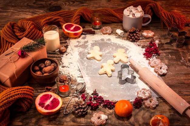 Fabbricazione del forno casalingo, biscotti del pan di zenzero nella forma di primo piano dell'albero di Natale.